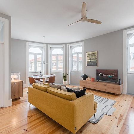Guestready - Colorful Apt Near Agosto Station Porto Luaran gambar