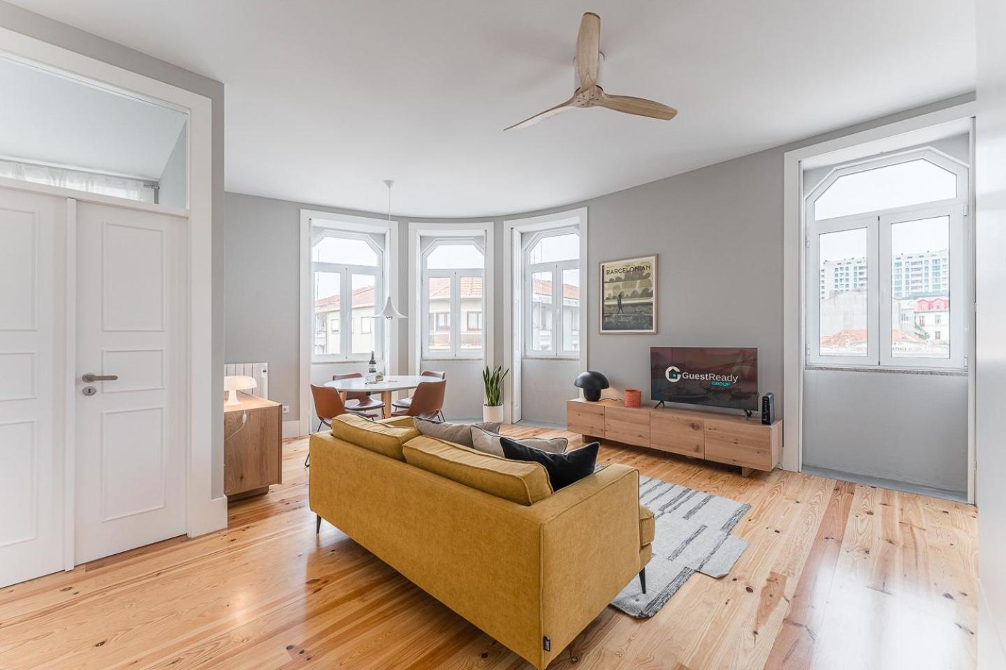Guestready - Colorful Apt Near Agosto Station Porto Luaran gambar