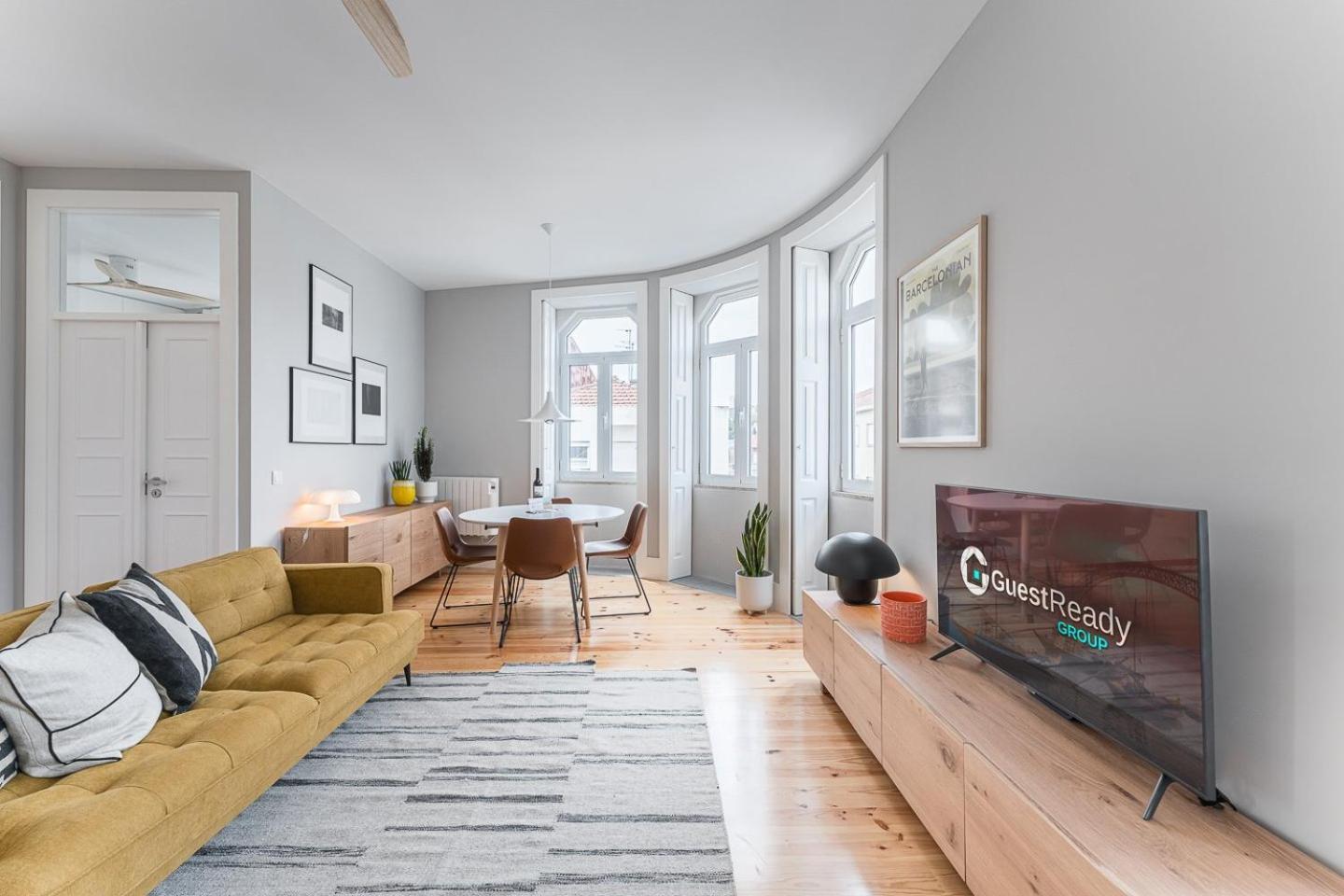 Guestready - Colorful Apt Near Agosto Station Porto Luaran gambar